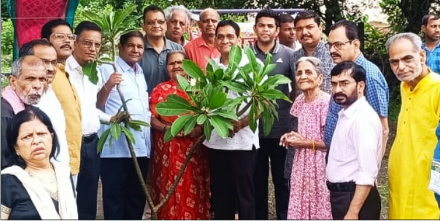 Community members gathered with saplings during the Green Bhopal Drive.