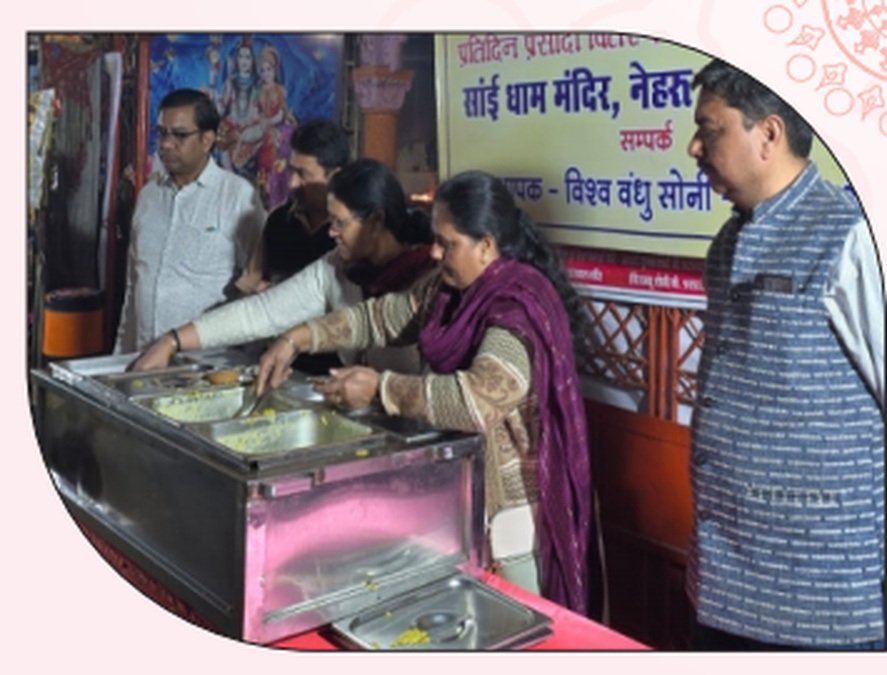 Women volunteers serving food during the distribution programme.